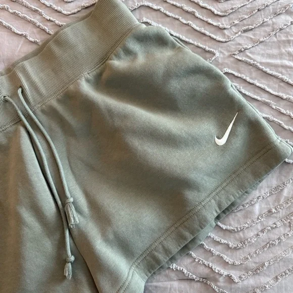 Nike Light Olive Fleece High Waisted Shorts Size XL - Picture 2 of 6